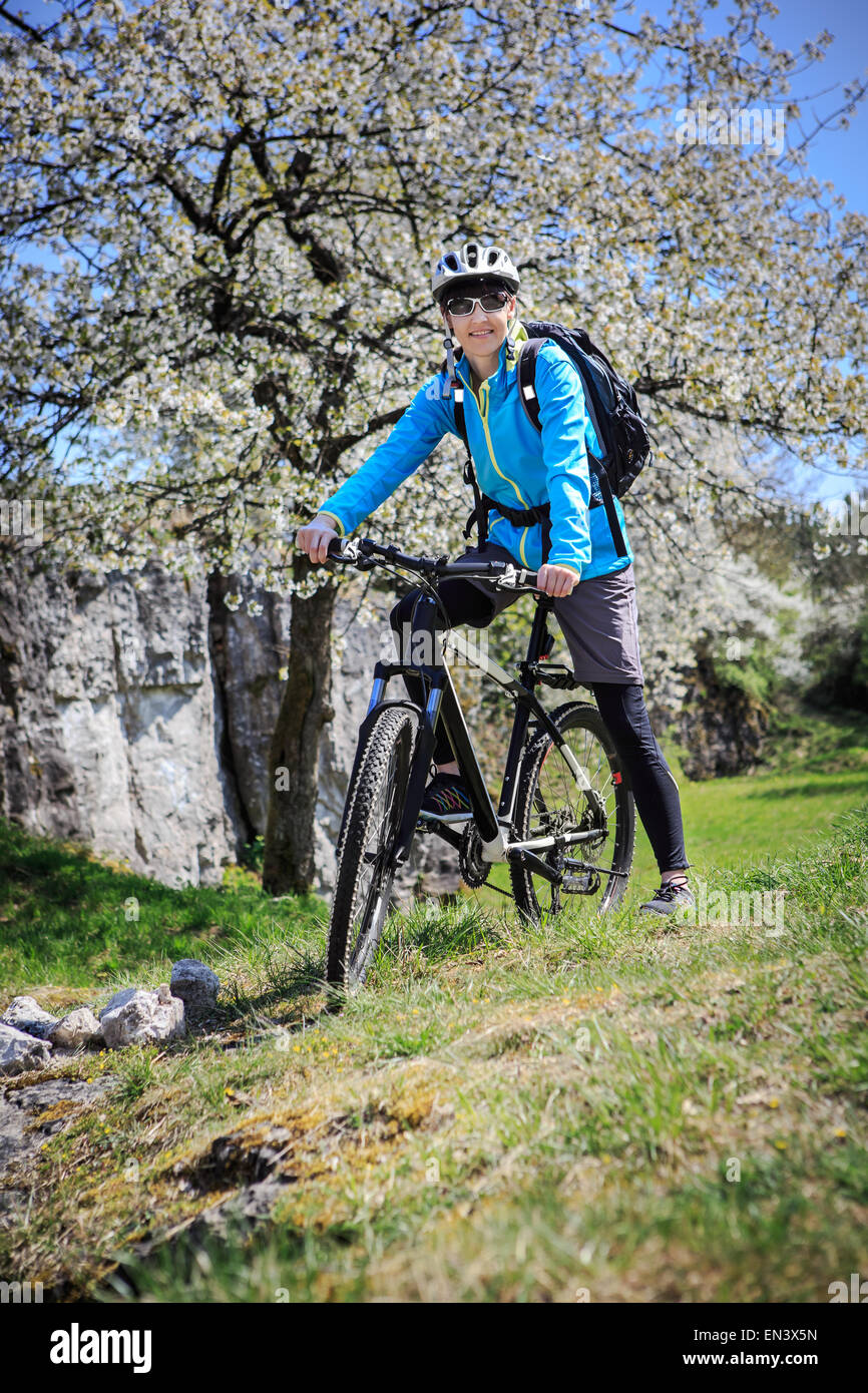 Femme VTT en montagne Banque D'Images