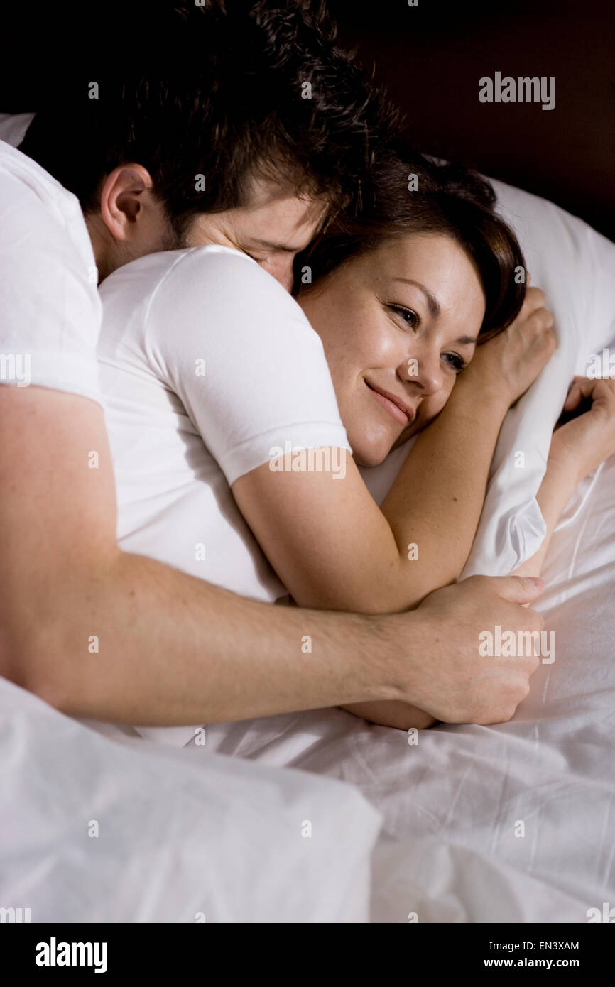 Young couple in bed Banque D'Images
