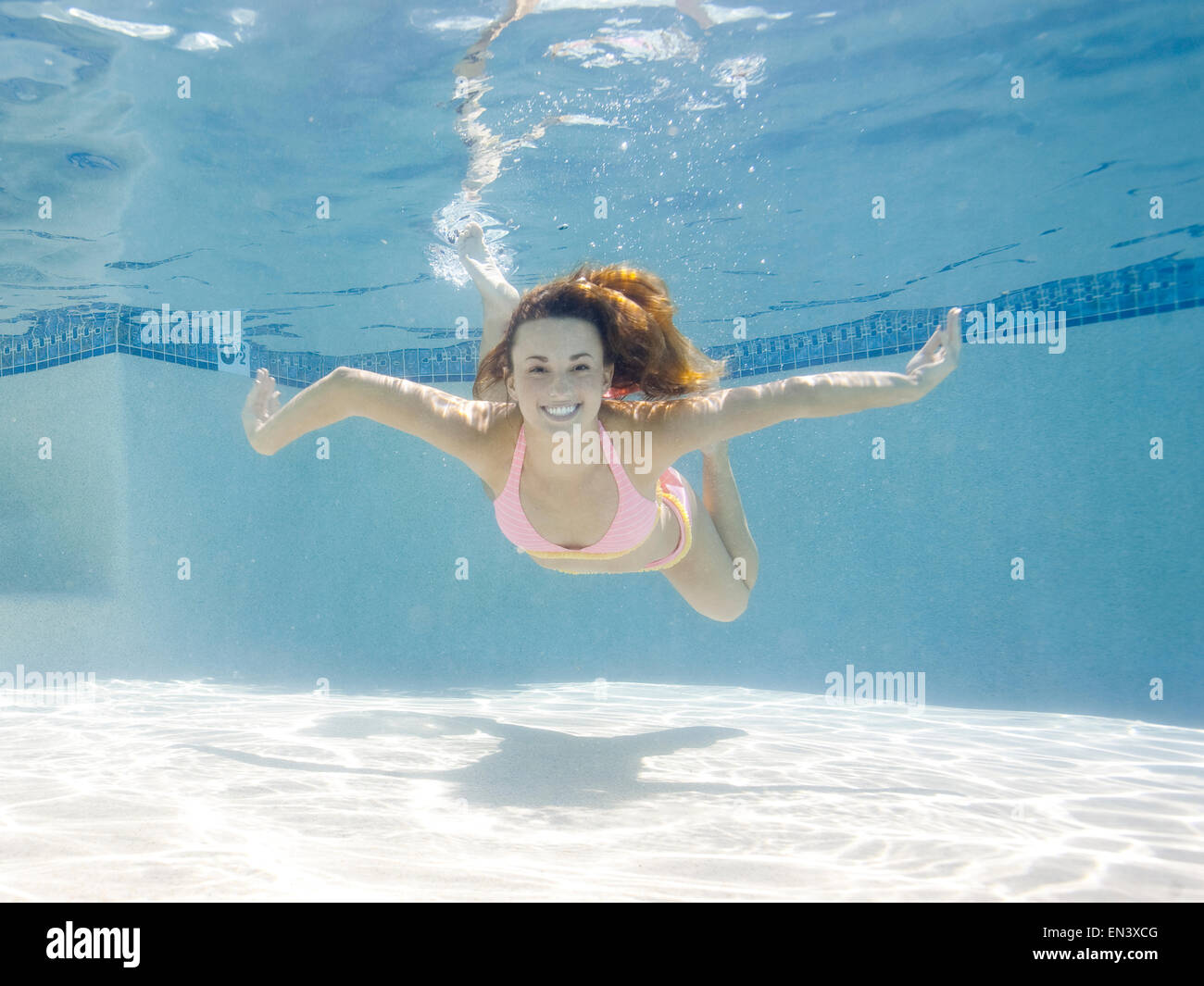 USA, Utah, Orem, Portrait de jeune femme sous l'eau Banque D'Images