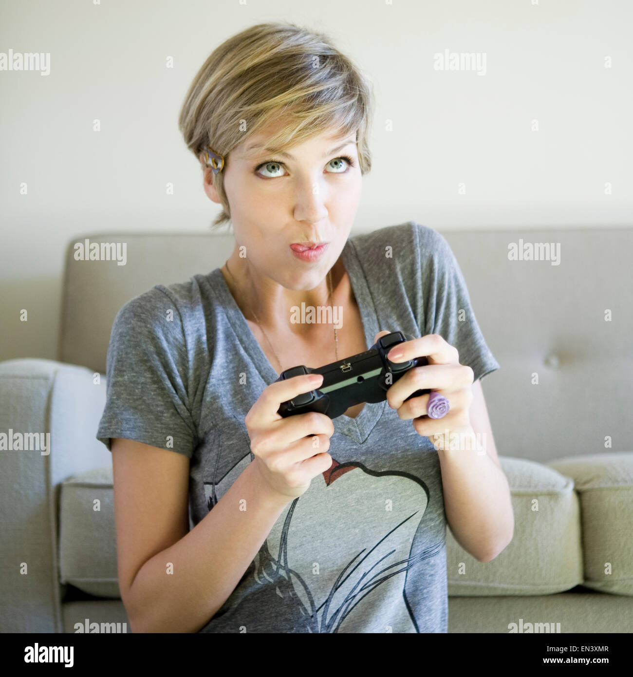 Femme tenant un contrôleur de jeu vidéo Banque D'Images