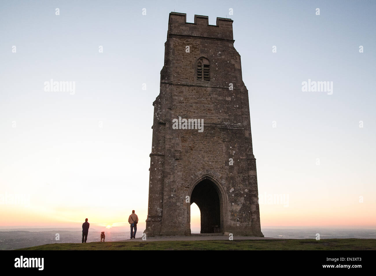 St Michael's Tour au coucher du soleil, le Tor de Glastonbury se lever au-dessus de Somerset Somerset,Angleterre,Royaume-Uni. Banque D'Images