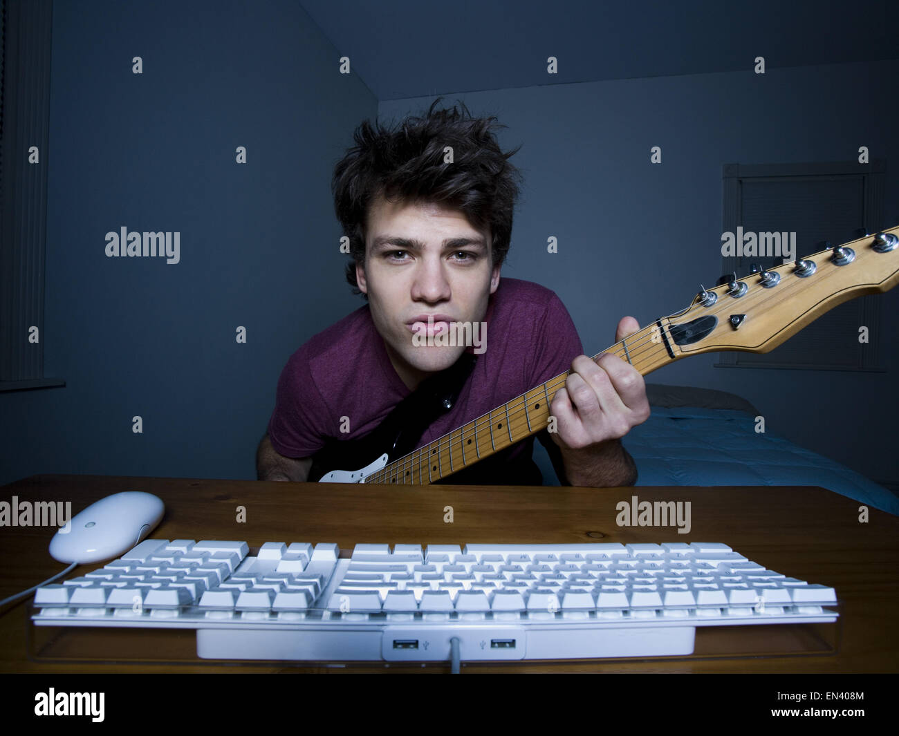 Clavier à l'homme qui joue de la guitare et chant Photo Stock - Alamy