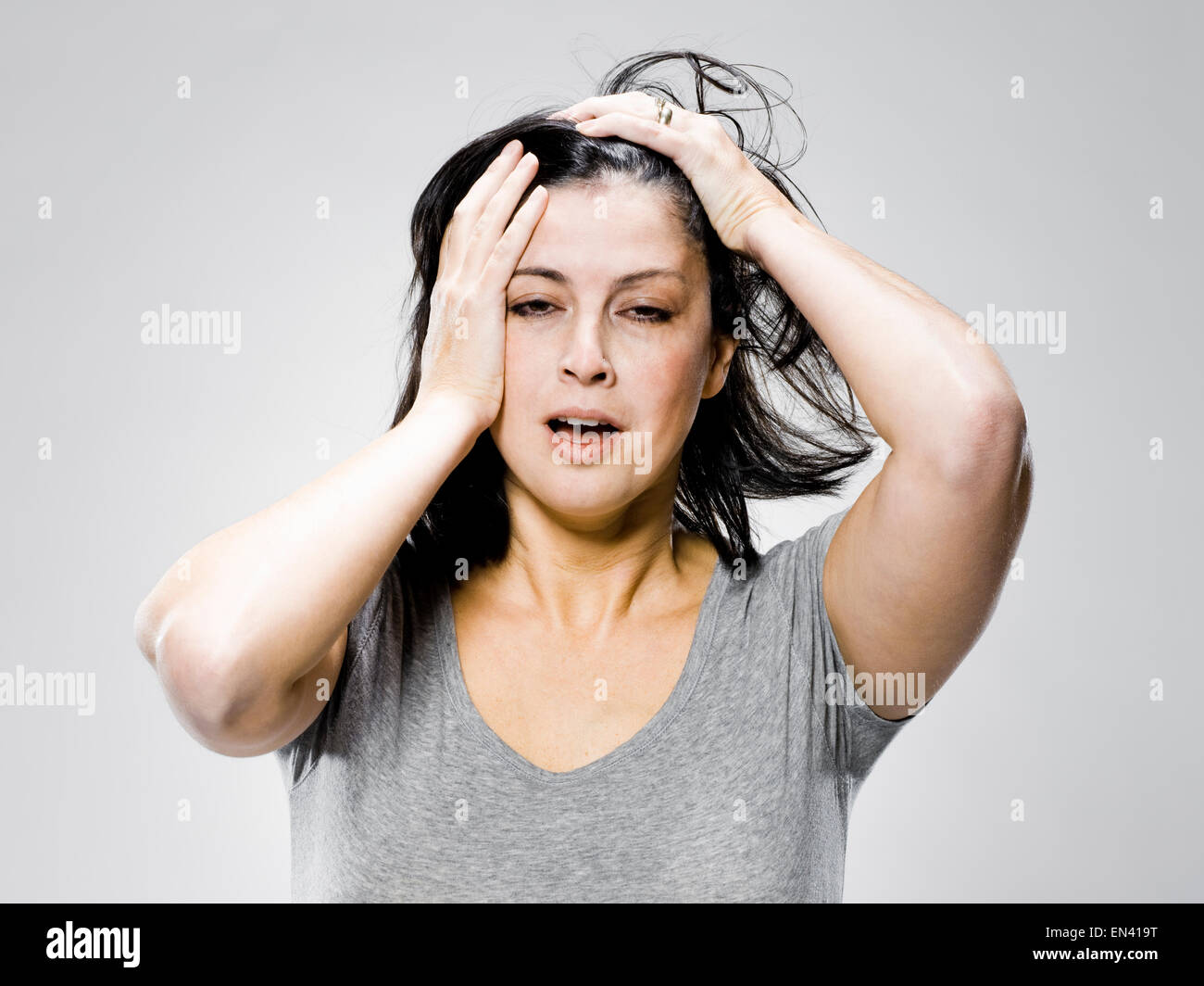 Femme avec ses mains sur sa tête Banque D'Images Femme avec ses mains sur sa tête Banque D'Images