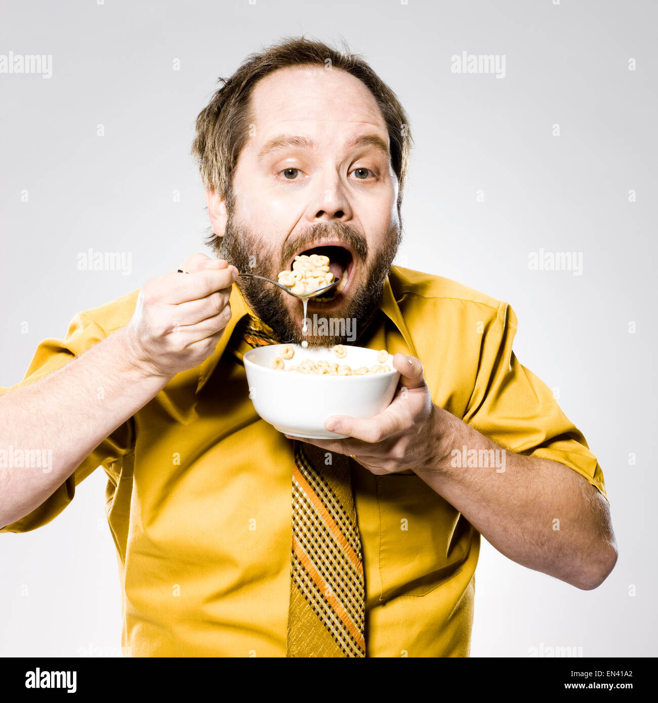 Man eating cereal Banque D'Images