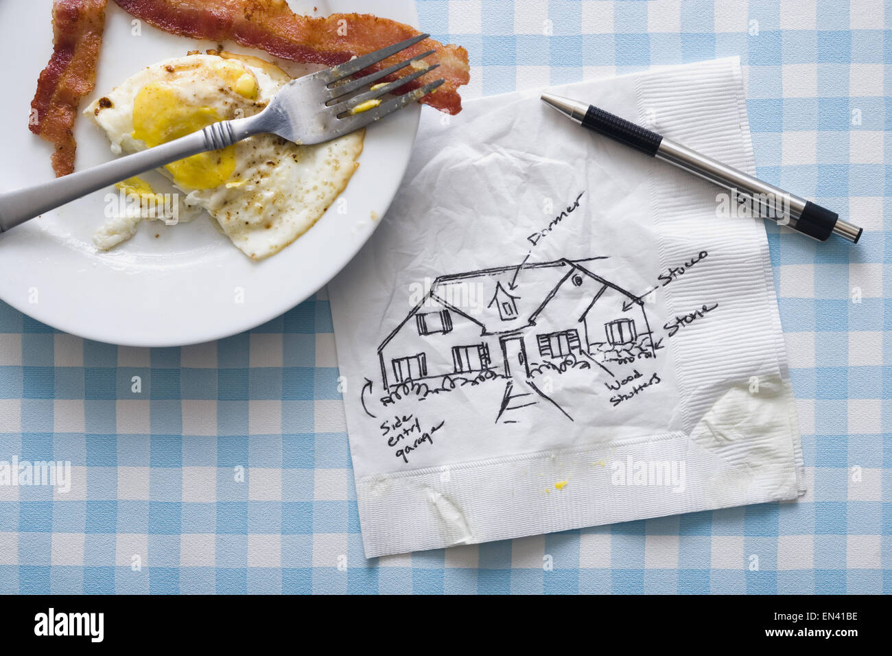 Le lard et les oeufs avec une fourchette et une serviette avec un stylo et  un dessin de chambre Photo Stock - Alamy