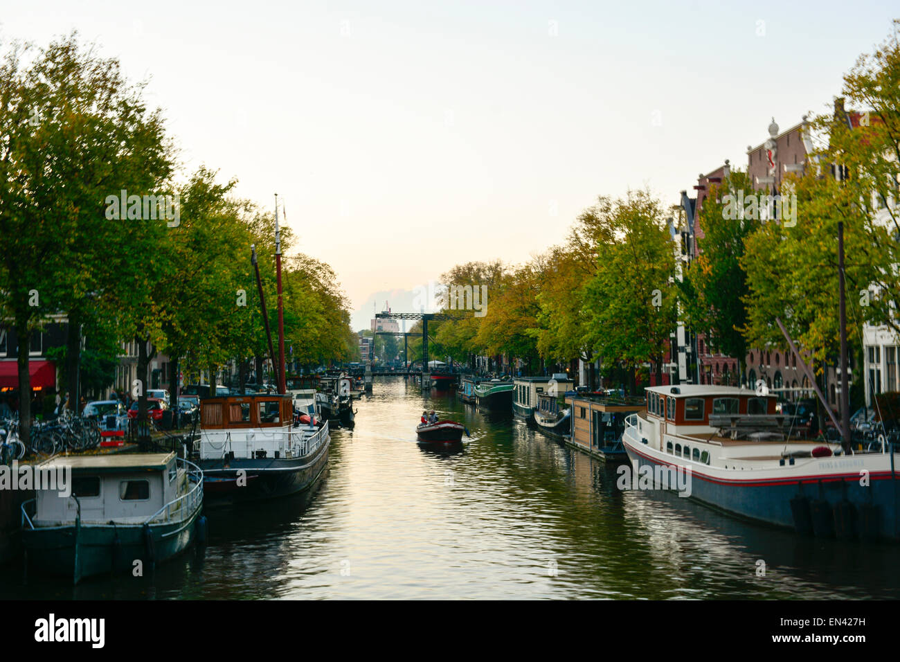 Bateaux-maison à Amsterdam sur la canal. Banque D'Images