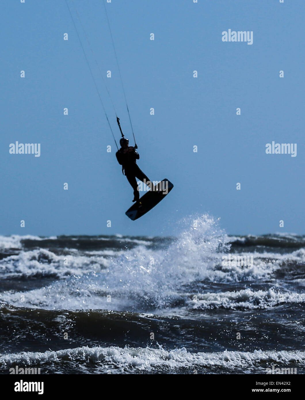 Kite surfer en silhouette sautant à Torbay Devon Banque D'Images
