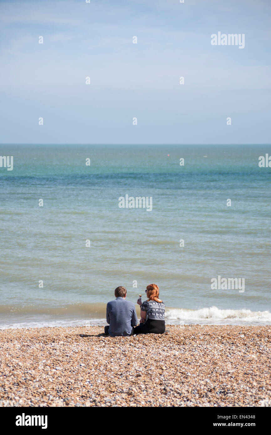 Eastbourne, Royaume-Uni. 25 avril, 2015. Météo France : un couple s'asseoir sur la plage de galets bénéficiant d'un agréable après-midi de printemps à Eastbourne sur la côte sud de l'Angleterre . © Stephen Chung / Alamy Live News Banque D'Images