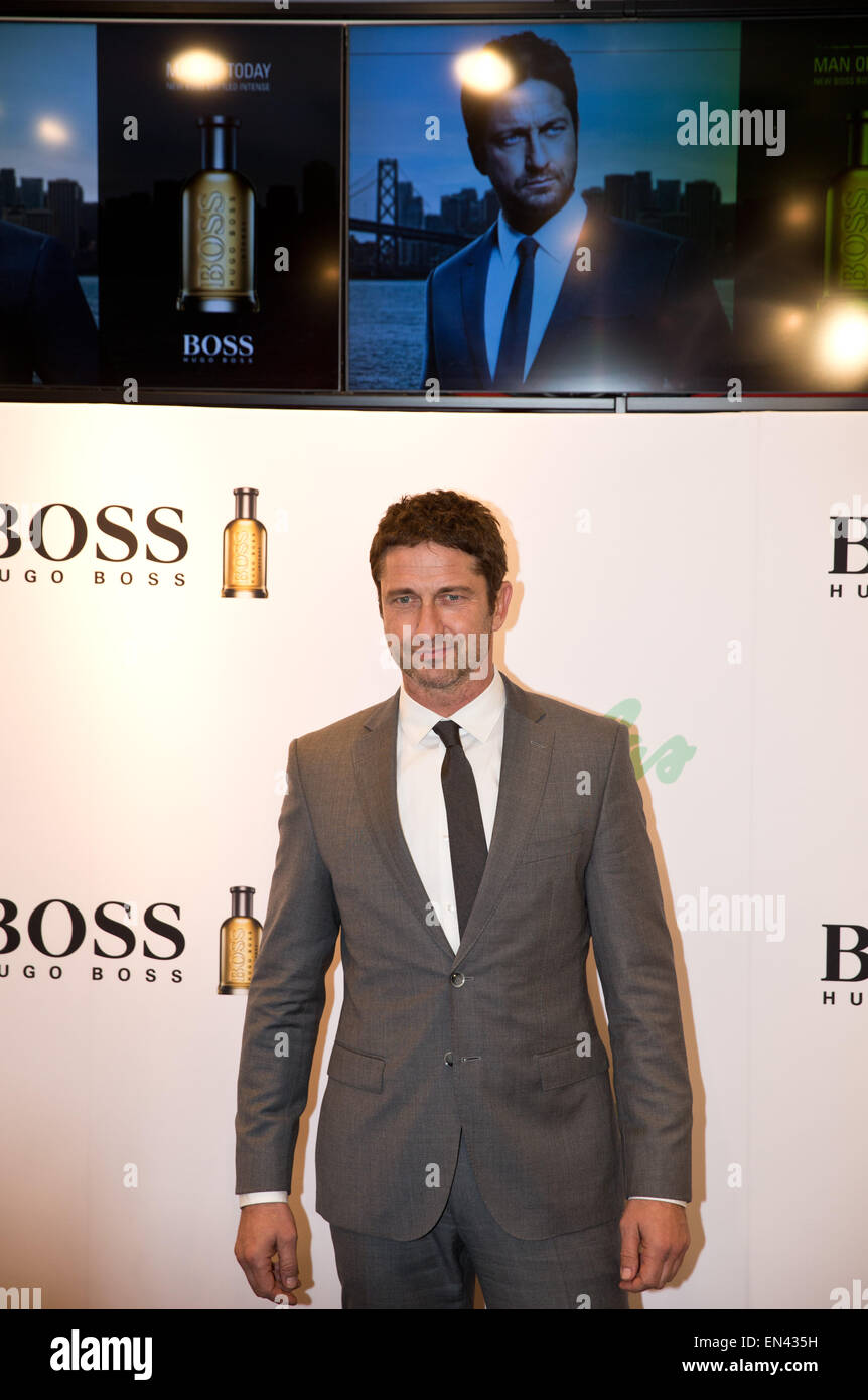 Hambourg, Allemagne. Apr 25, 2015. L'acteur écossais Gerard Butler pose  lors du lancement d'un nouveau patron à un parfum parfumerie Douglas à  Hambourg, Allemagne, 25 avril 2015. Butler qui est le nouveau