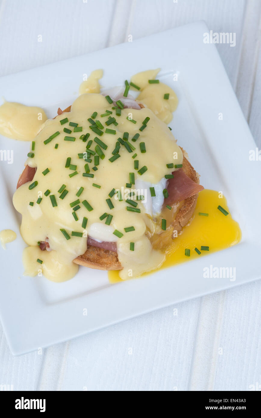 Les oeufs Bénédicte muffins anglais grillé jambon et œufs pochés sauce hollandaise au beurre délicieux Banque D'Images