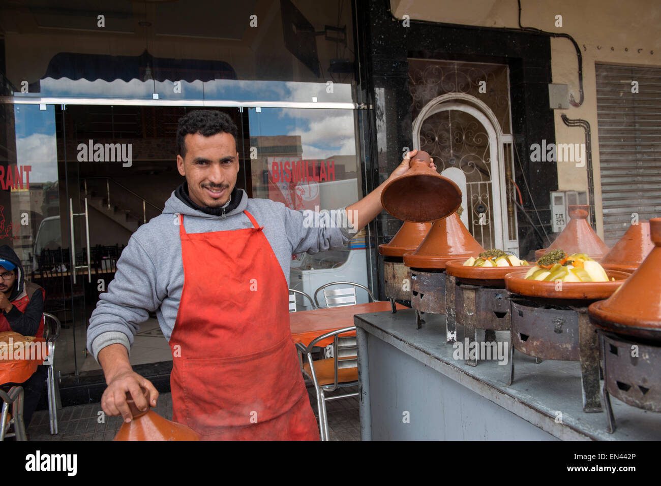 Propriétaire de restaurant, montre son couscous tajine à MIdelt, Maroc. Banque D'Images