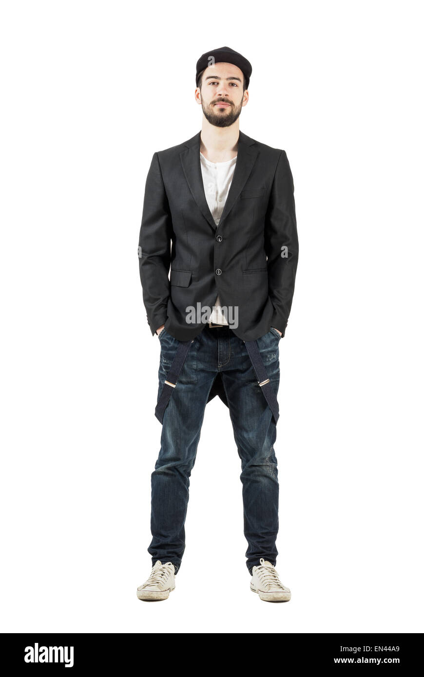Certain modèle de mode sérieux à l'aide à la recherche à l'appareil photo. La longueur du corps complet isolé sur fond blanc portrait Banque D'Images