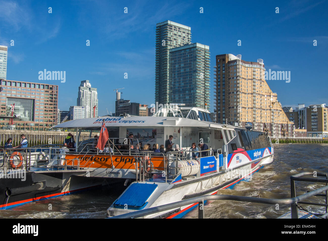 Bateau sur la Tamise à Londres. Banque D'Images