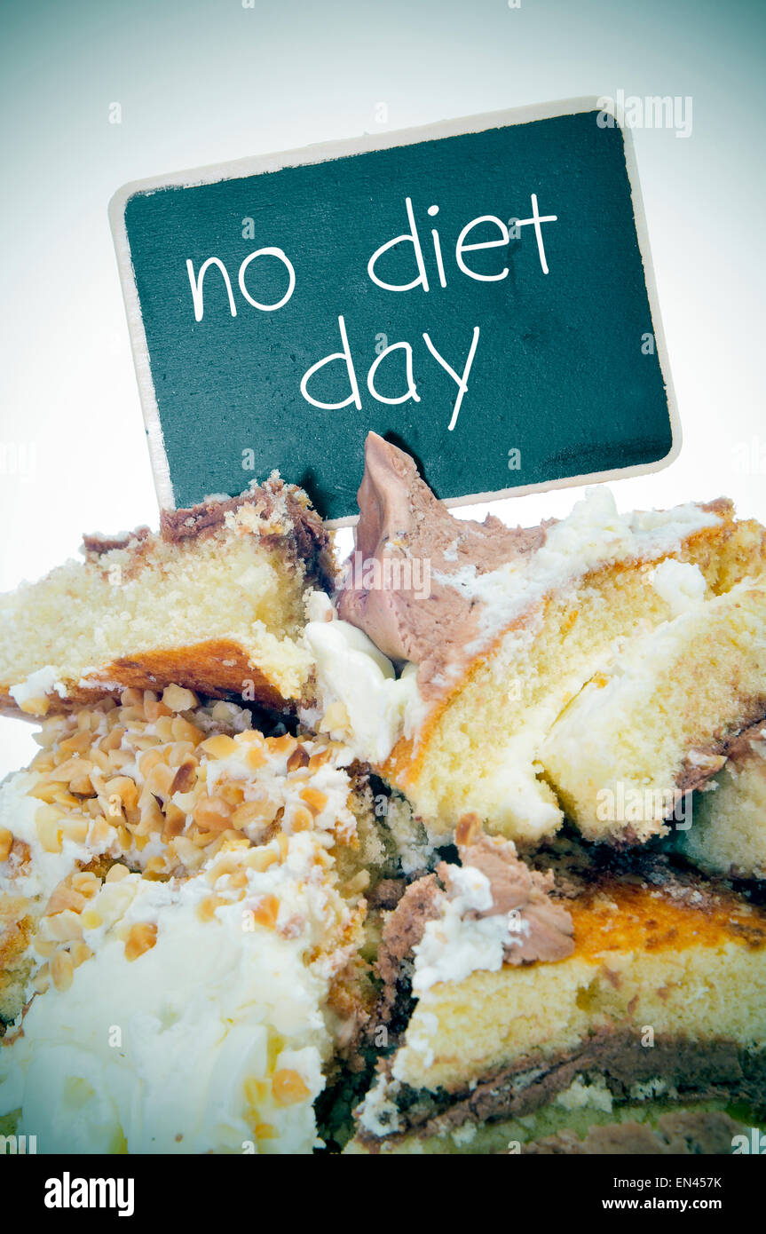 Libre de quelques morceaux de gâteau et une pancarte à la Journée sans diète texte écrit en c Banque D'Images