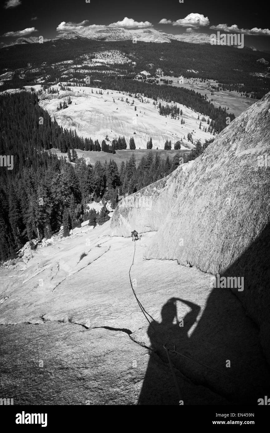 Rock climber sur Marmot Dome, Prairies Tuolumne, Yosemite National Park, California USA Banque D'Images
