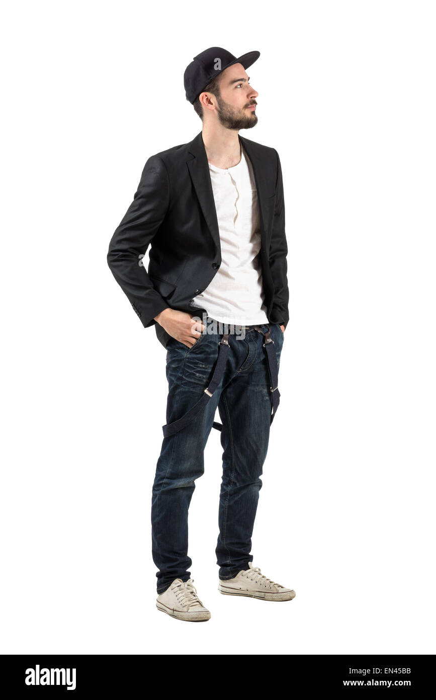 Jeune mannequin confiante avec baseball cap en haut. La longueur du corps complet isolé sur fond blanc portrait Banque D'Images