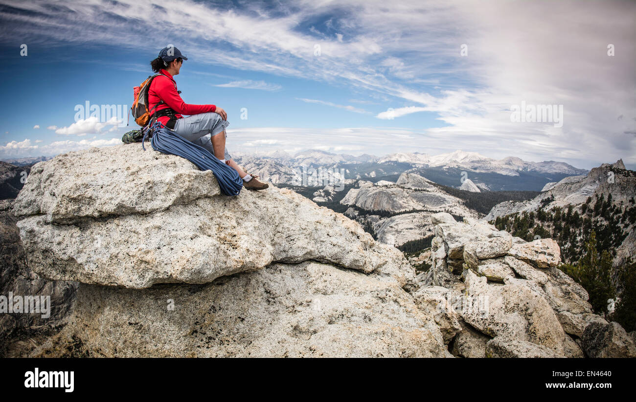 Rock climber sur pic Tenaya Tuolumne Meadows,, Yosemite National Park, California USA Banque D'Images