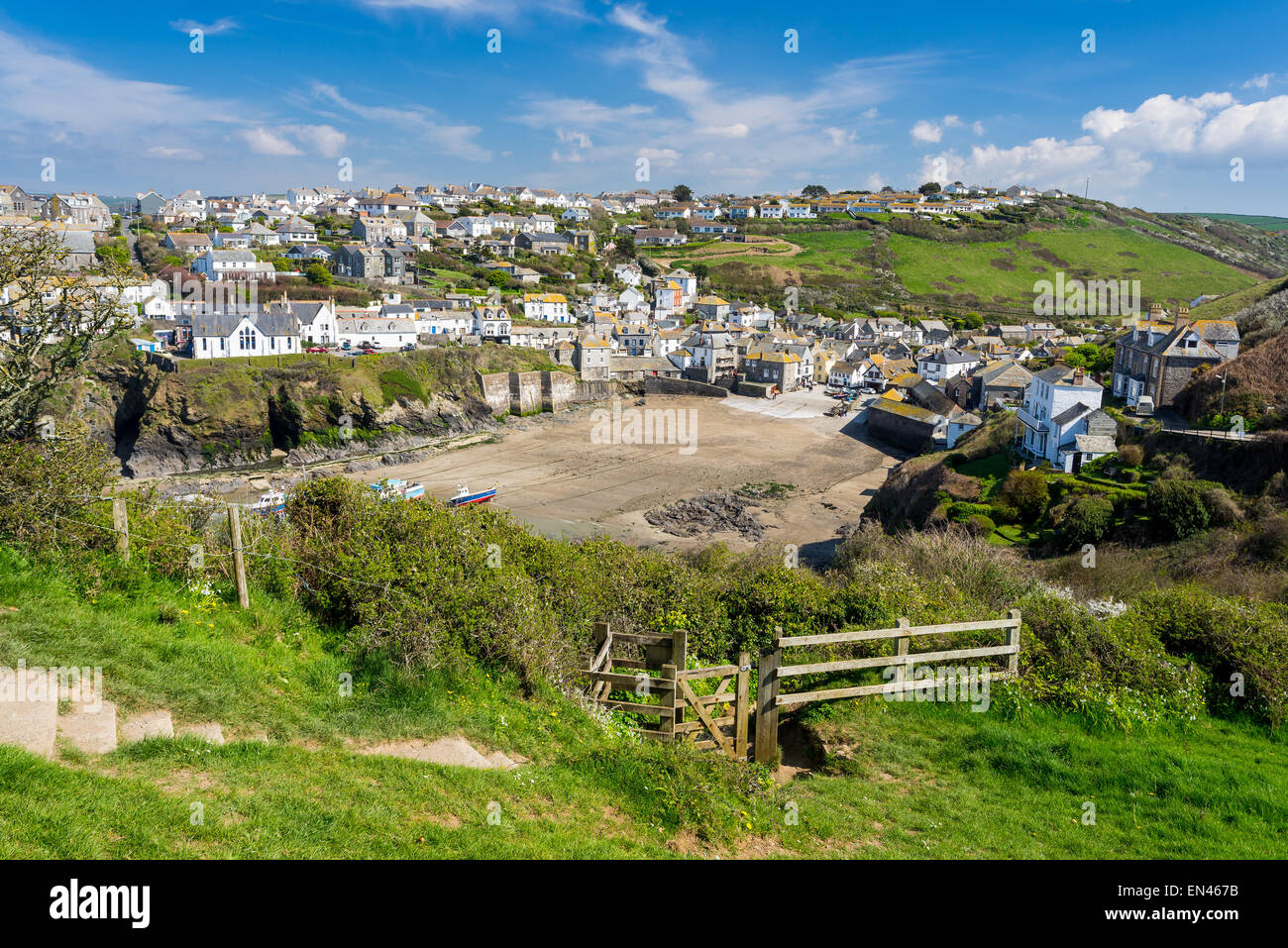 Donnant sur le port de le joli village de pêcheurs de Port Isaac sur la côte nord des Cornouailles, Angleterre Angleterre Europe Banque D'Images