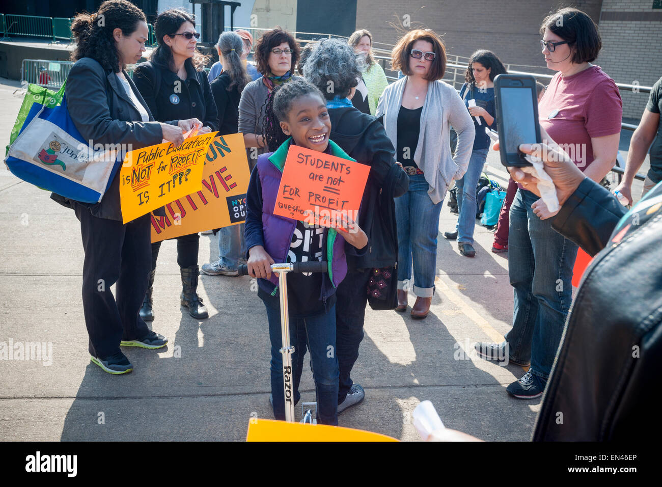 Les parents et leurs enfants rassemblement contre les tests de base commun et exhortons les autres parents d'opt-out, à Prospect Park à Brooklyn à New York le mardi, Avril 21, 2015. Les tests de compétence fédérale soulèvent l'ire de beaucoup de parents pour diverses raisons, y compris de gaspiller le temps passé en classe et le mouvement de lier la performance des enseignants aux résultats du test. Près de 175 000 étudiants ont opté-out dans l'État de New York selon les tests anti-défenseurs. (© Richard B. Levine) Banque D'Images