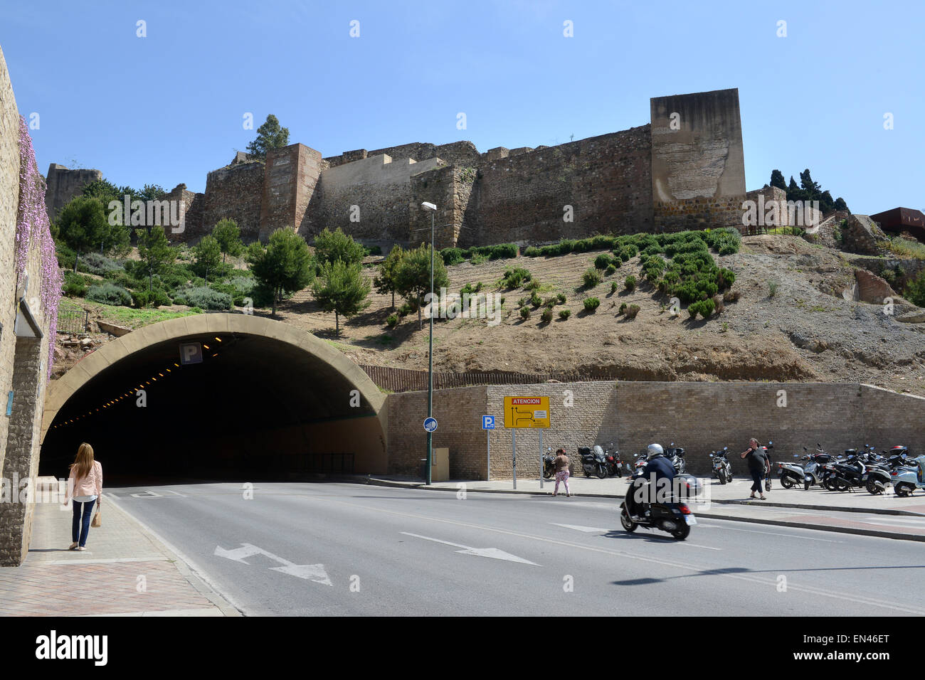 Tunnel routier ci-dessous fort Alcazaba de Málaga Costa del Sol Andalousie Espagne Banque D'Images