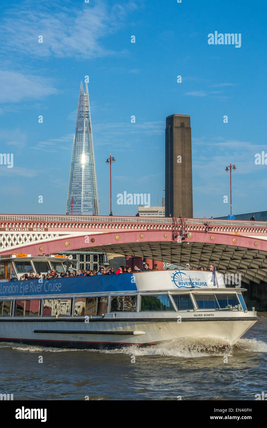 Blackfriars Bridge sur la Tamise et un 'London Eye River Cruise' bateau, avec le fragment dans l'arrière-plan. Banque D'Images