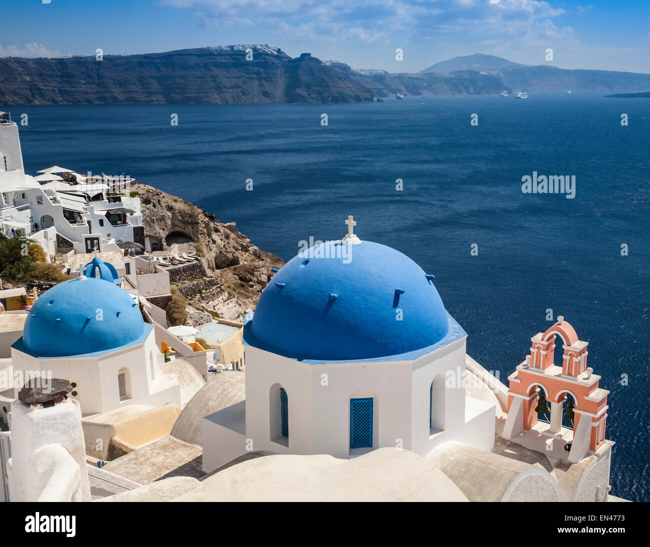 L'Église grecque orthodoxe et dômes bleu la caldeira, Oia, Santorin (Théra), Grèce Banque D'Images