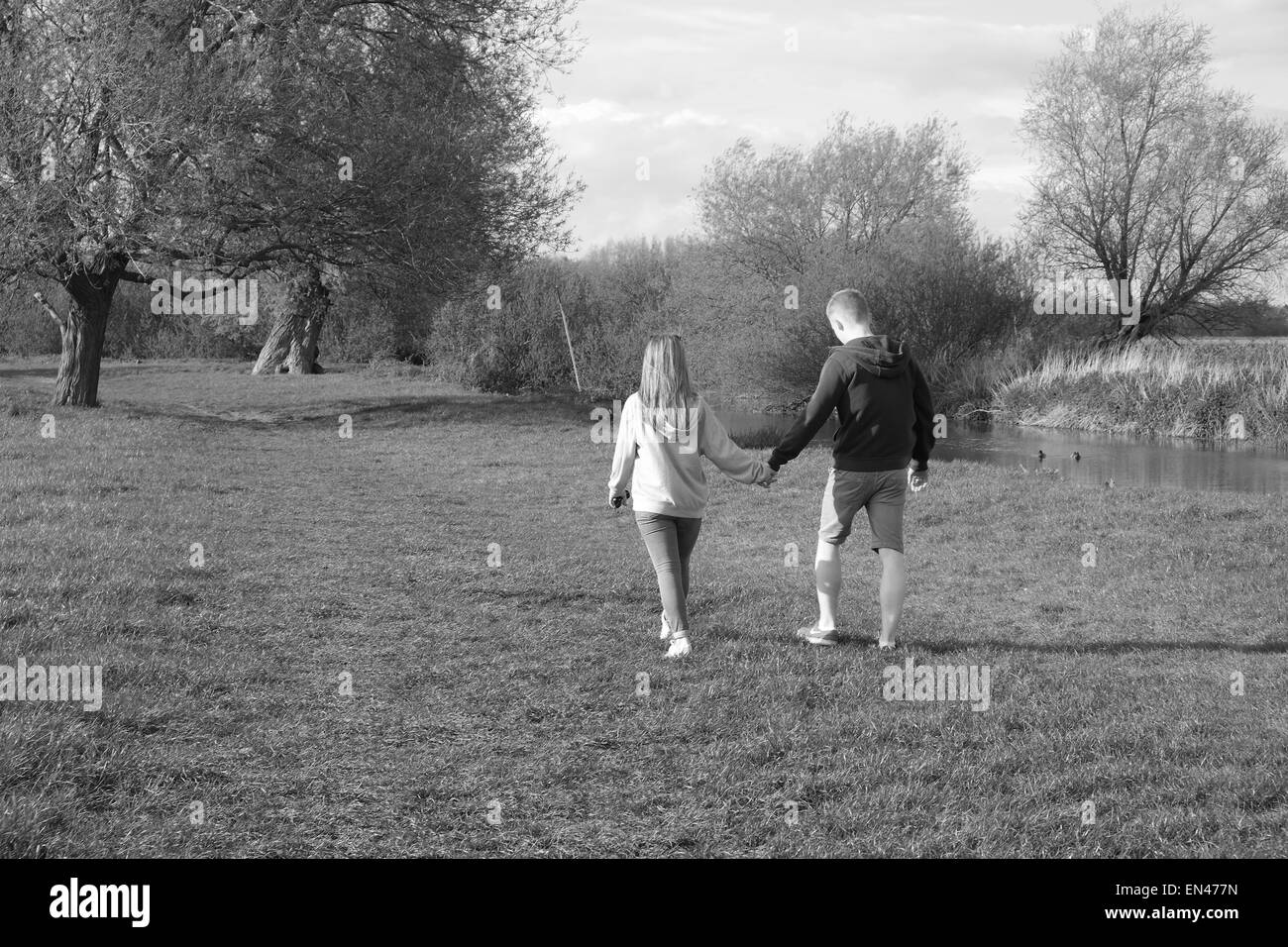 Jeune couple marchant sur Granchester Meadows, le 25 avril 2015 Banque D'Images