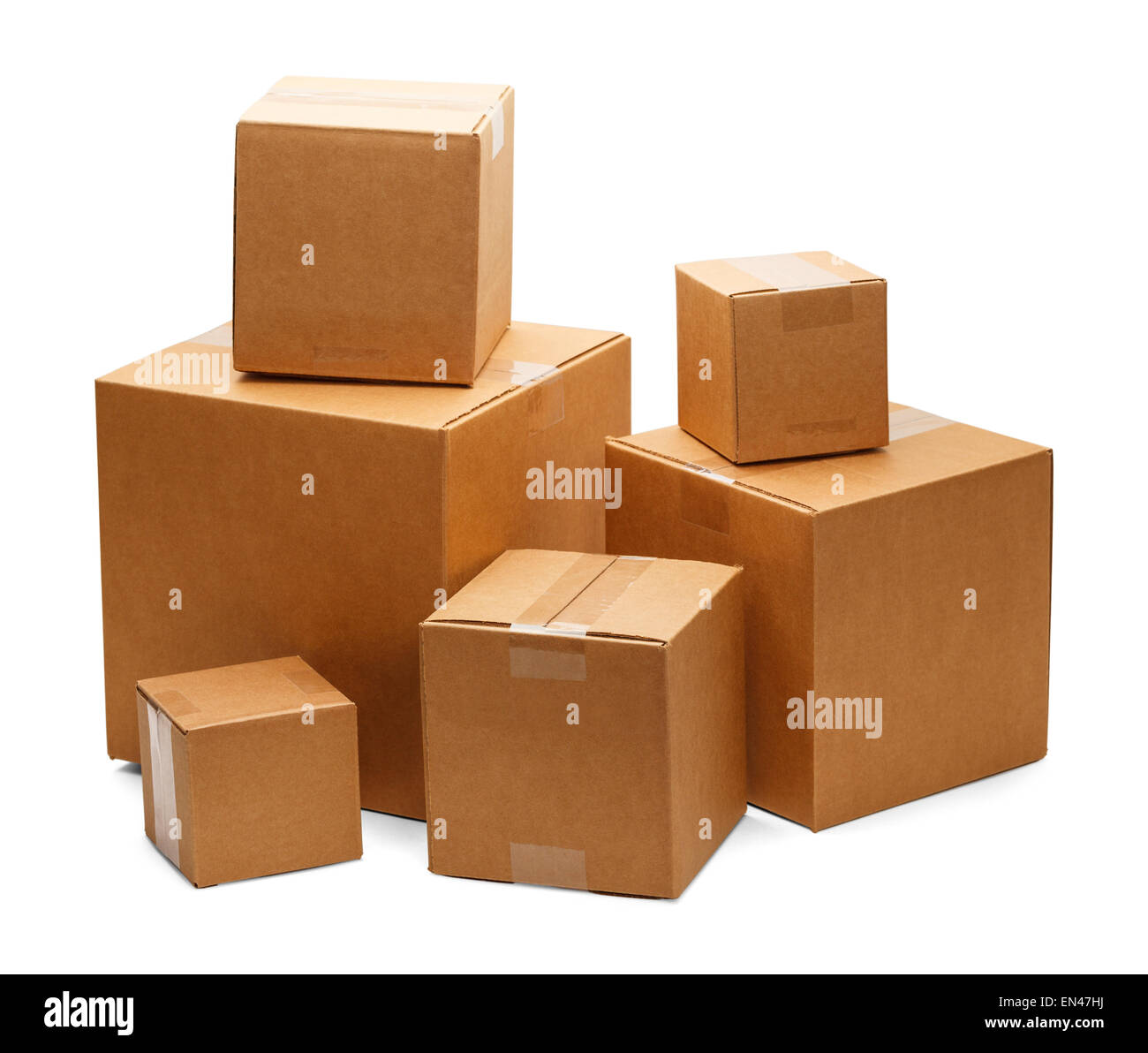 Boîtes en carton brun dans une pile isolé sur un fond blanc. Banque D'Images