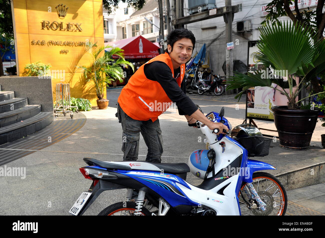 Bangkok, Thaïlande Thai courier moto portant un gilet orange sur Wireless  Road Photo Stock - Alamy