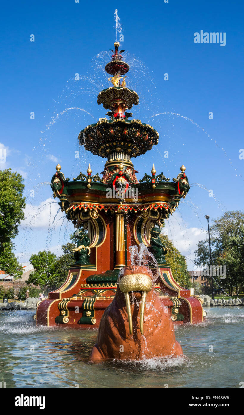 La fontaine de l'époque victorienne, récemment restauré, y compris un morse statue, jardins de La Fontaine Banque D'Images