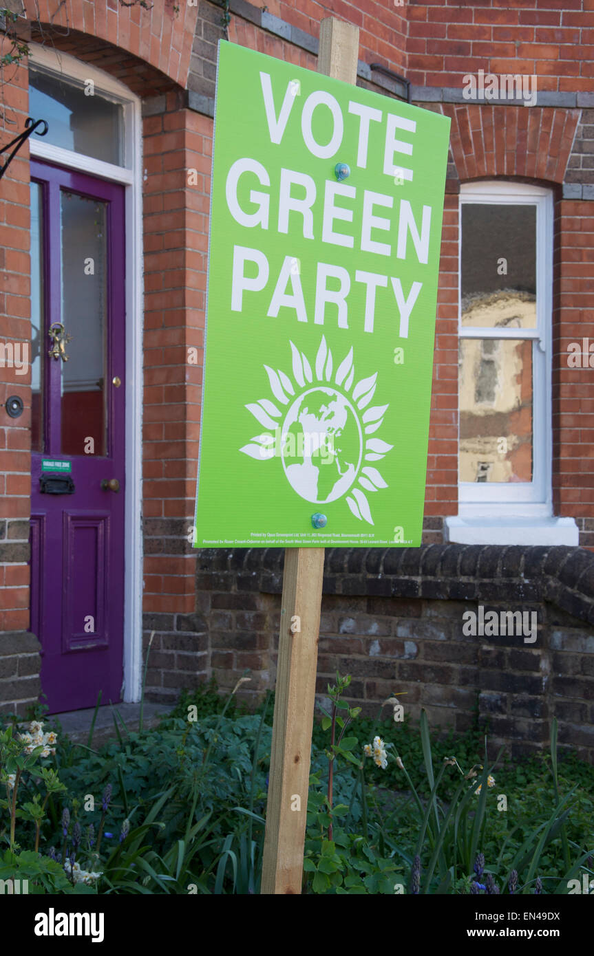 La politique britannique. Vote Le Parti Vert. Une plaque-étiquette politique dans une rue résidentielle prend en charge le Parti Vert à l'élection générale britannique de 2015. Angleterre, Royaume-Uni. Banque D'Images