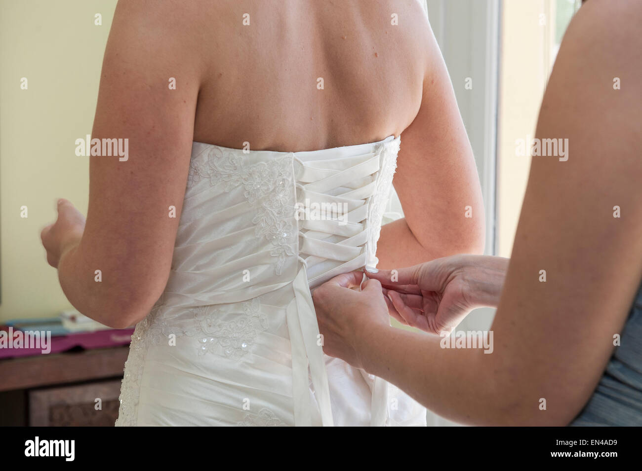 Gros plan de l'arrière de brides corset robe de mariage être chausse Banque D'Images