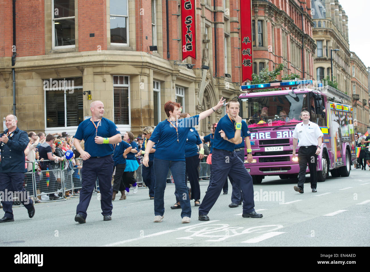 Manchester Pride Parade : Greater Manchester d'incendie et de secours pompiers poser et à montrer. Banque D'Images