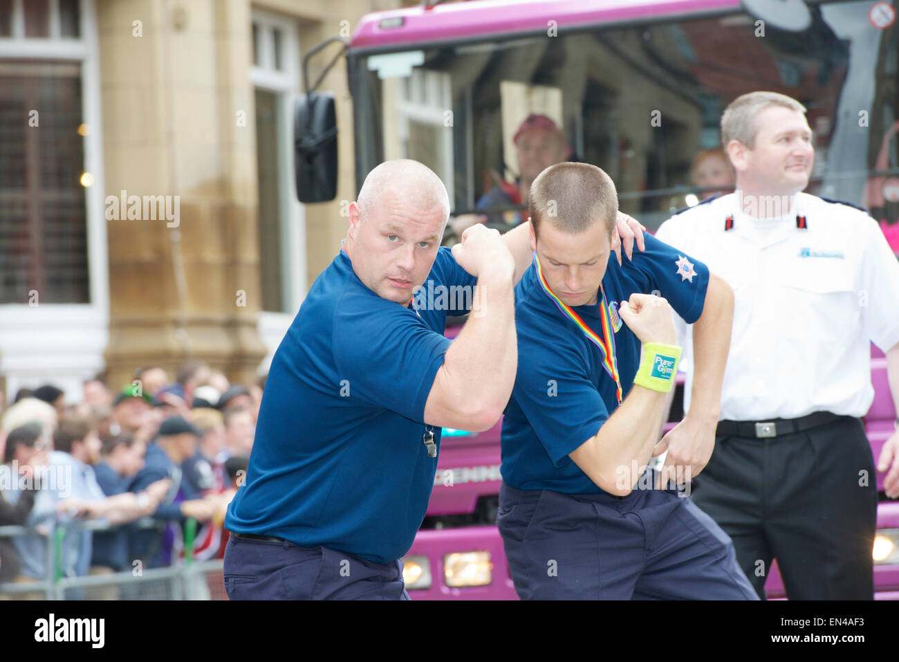 Manchester Pride Parade : Greater Manchester d'incendie et de secours pompiers constituent et de montrer leurs muscles. Banque D'Images