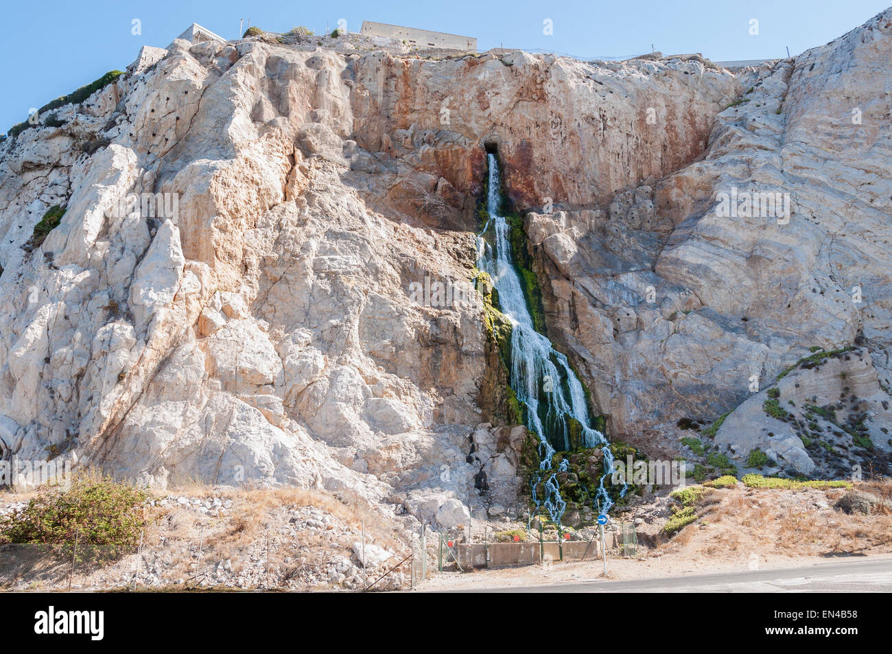 Cascade artificielle à partir de la sortie de l'usine de dessalement qui fournit de l'Gibraltar avec de l'eau fraîche. Banque D'Images