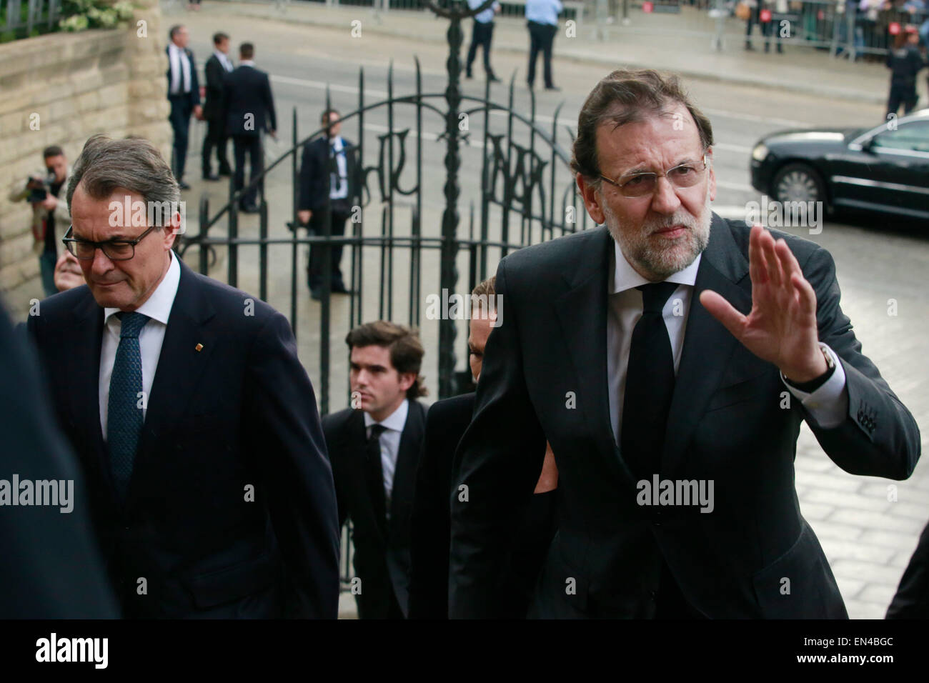 Barcelone, Espagne. Apr 27, 2015. Le premier ministre Espagnol Mariano Rajoy (R) arrive à la messe s'est tenue à la Sagrada Familia à Barcelone, Espagne, le 27 avril 2015. Espagne le lundi a tenu une messe de funérailles dans le nord-est de la ville de Barcelone en souvenir des 150 victimes qui ont péri dans l'accident d'avion Germanwings en route de Barcelone à Dusseldorf le 24 mars dans les Alpes françaises. Credit : Pau Barrena/Xinhua/Alamy Live News Banque D'Images