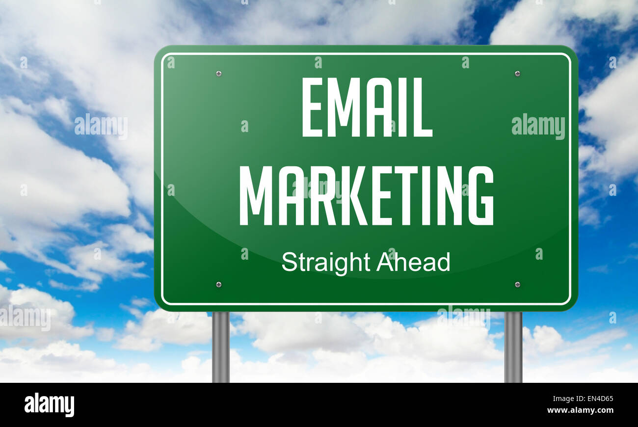 Email Marketing sur la Route Verte panneau. Banque D'Images