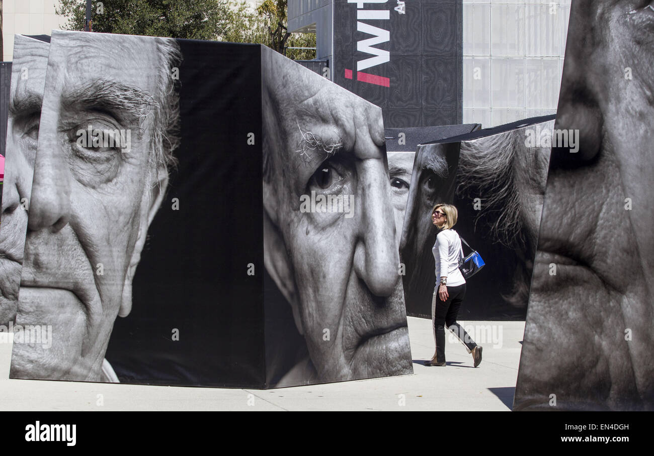 Los Angeles, Californie, USA. Apr 27, 2015. Une installation extérieure appelée iWitness, un regroupement des 20 plus grand que 3-D photo sculptures d'Arméniens survivants, à la Music Center Plaza et grand parc dans le centre-ville de Los Angeles le Lundi, Avril 27, 2015. L'exposition fait partie des événements de commémorer le centenaire de l'assassinat de 1915 environ 1,5 million d'Arméniens dans l'Empire Ottoman de l'état de la Turquie, alors qu'ailleurs à Los Angeles manifestants enfoncé pour la reconnaissance par la Turquie et les États-Unis qu'il a été un génocide. Ringo : crédit Chiu/ZUMA/Alamy Fil Live News Banque D'Images