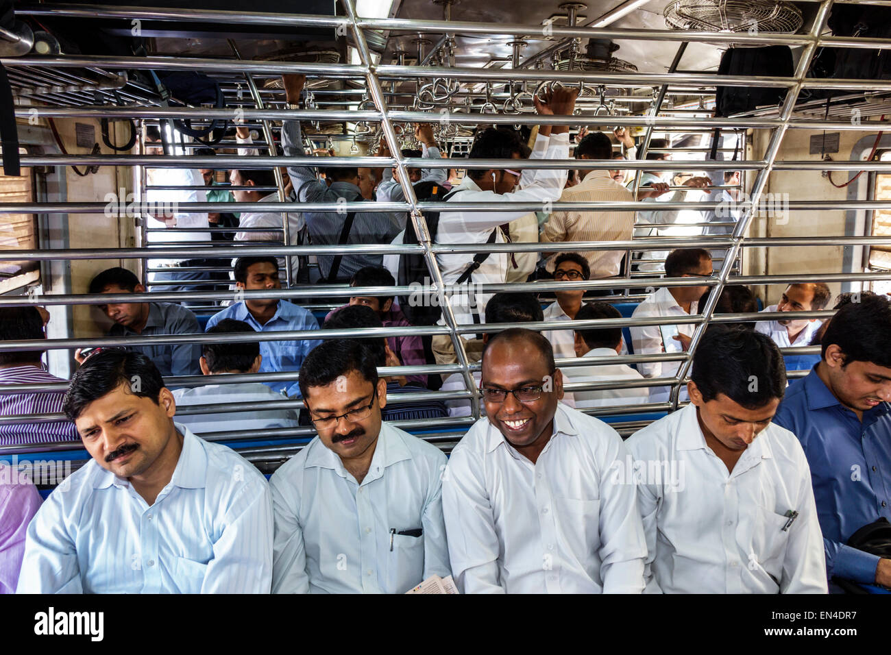Mumbai Inde,Asian Andheri Railway Station,Western Line,train,navetteurs,riders,passagers rider riders,homme hommes,cabine de 2ème classe,assis, Banque D'Images