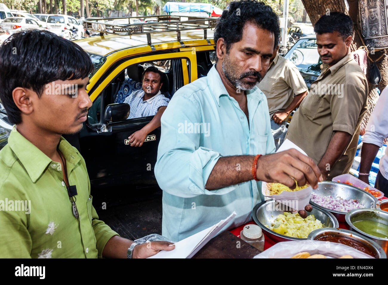 Mumbai Inde,fort Mumbai,Veer Nariman Road,Street foodstall,stalles,stand,stands,stands,vendeurs,marchand,marché,marché,homme hommes,vente,India1502 Banque D'Images