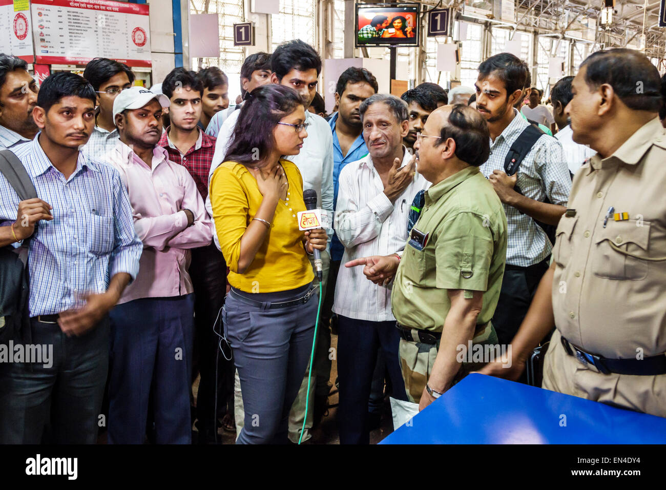 Mumbai Inde,Churchgate Railway Station,Western Line,train,femme femme femme femme,journaliste de télévision,journaliste,presse,interview,interviews,microphone,interviewé Banque D'Images