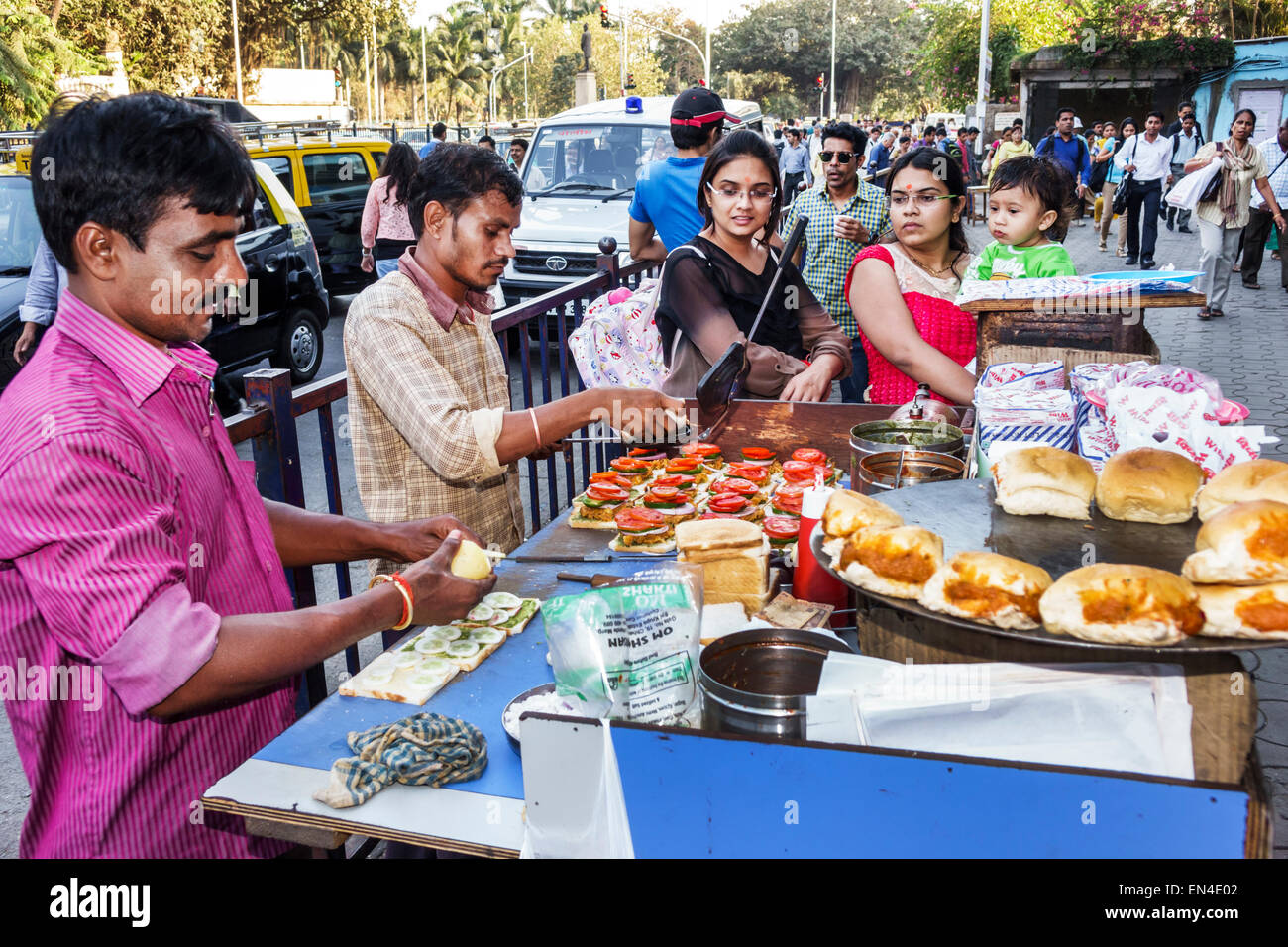 Mumbai Inde,Karmaveer Bhaurao Patil Marg,Road,Road,Street foodstall,stalles,stand,stands,stands,vendeurs,marchands,marché,marché,homme hommes,femme Banque D'Images