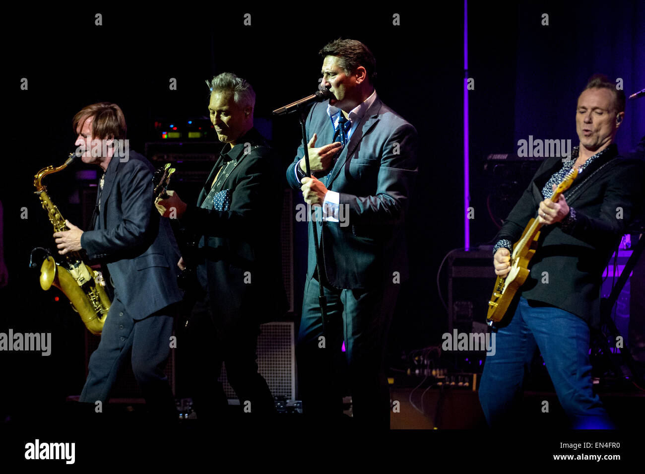 Toronto, Ontario, Canada. Apr 27, 2015. Groupe de new wave britannique Spandau Ballet effectué dans la ville historique de Massey Hall à Toronto. Membres du groupe : TONY HADLEY, GARY KEMP, STEVE NORMAN, JOHN KEEBLE, MARTIN KEMP/Vidyashev Crédit : Igor Fil ZUMA/Alamy Live News Banque D'Images