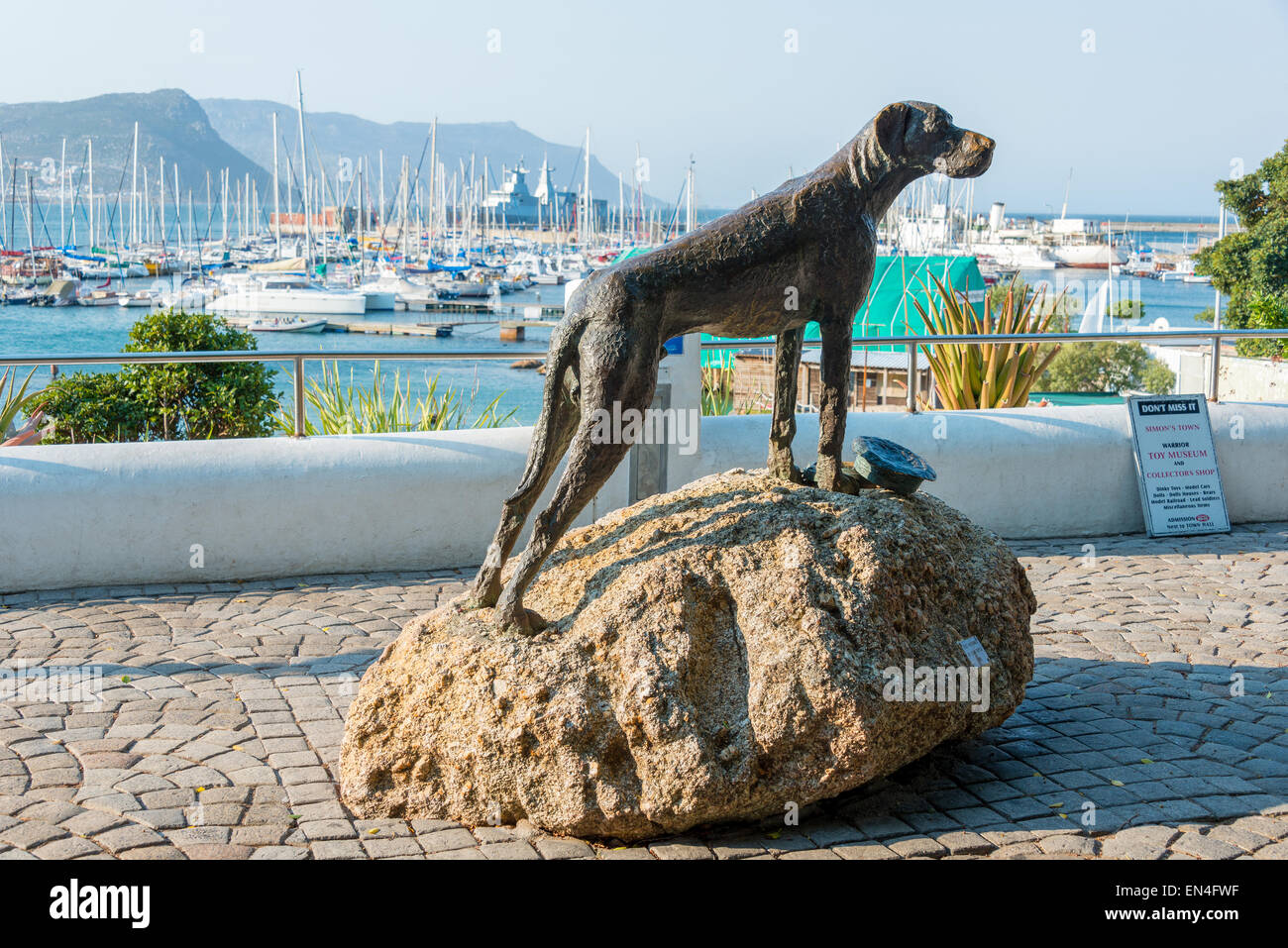 Matelot 'Nuisance' statue chien juste, Jubilee Square, Simon's Town (Simonstad), Péninsule du Cap, Province de Western Cape, Afrique du Sud Banque D'Images