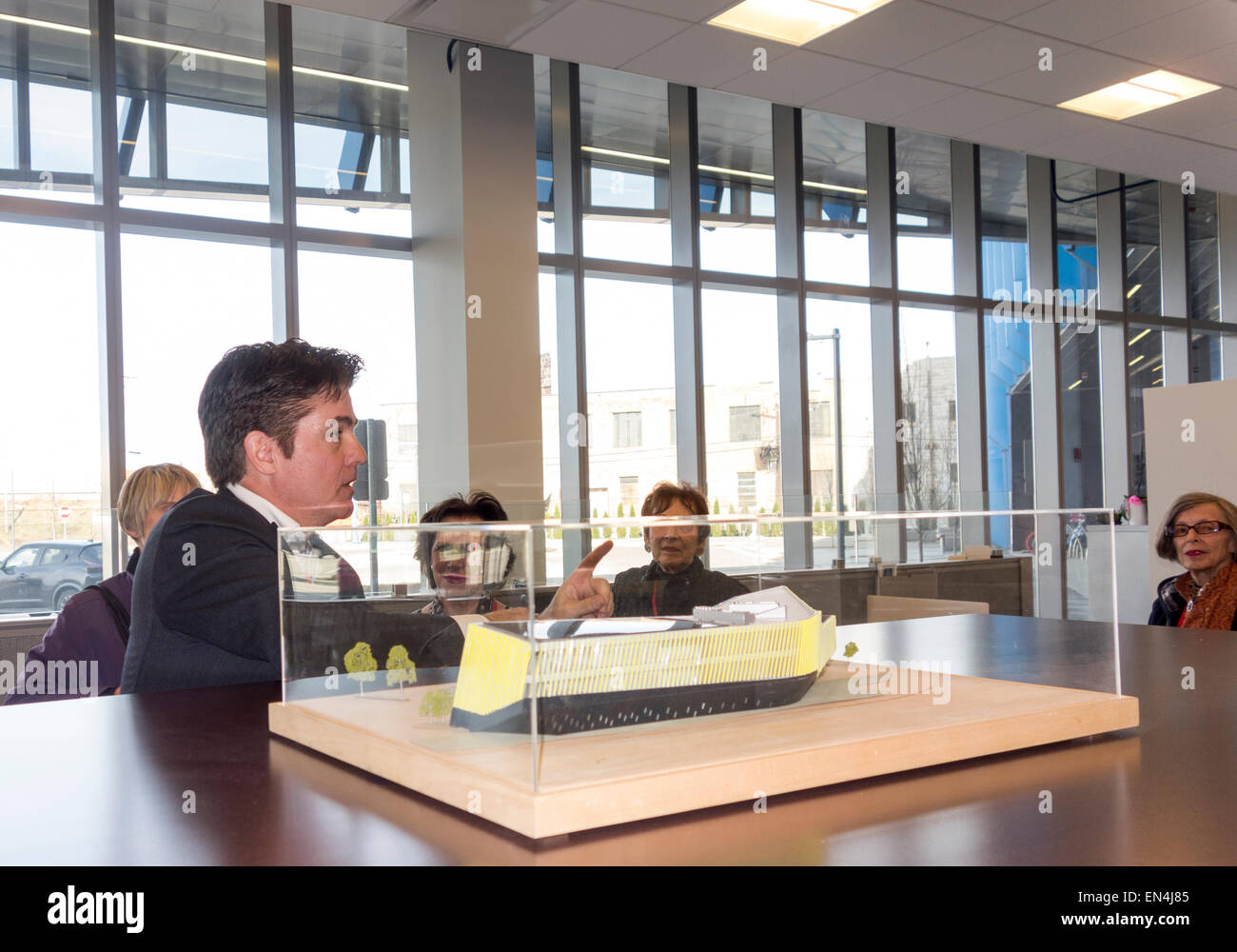 Juan Moreno parler aux visiteurs à El Centro campus urbain, Northeastern Illinois University, Avondale, Chicago, Illinois, États-Unis Banque D'Images