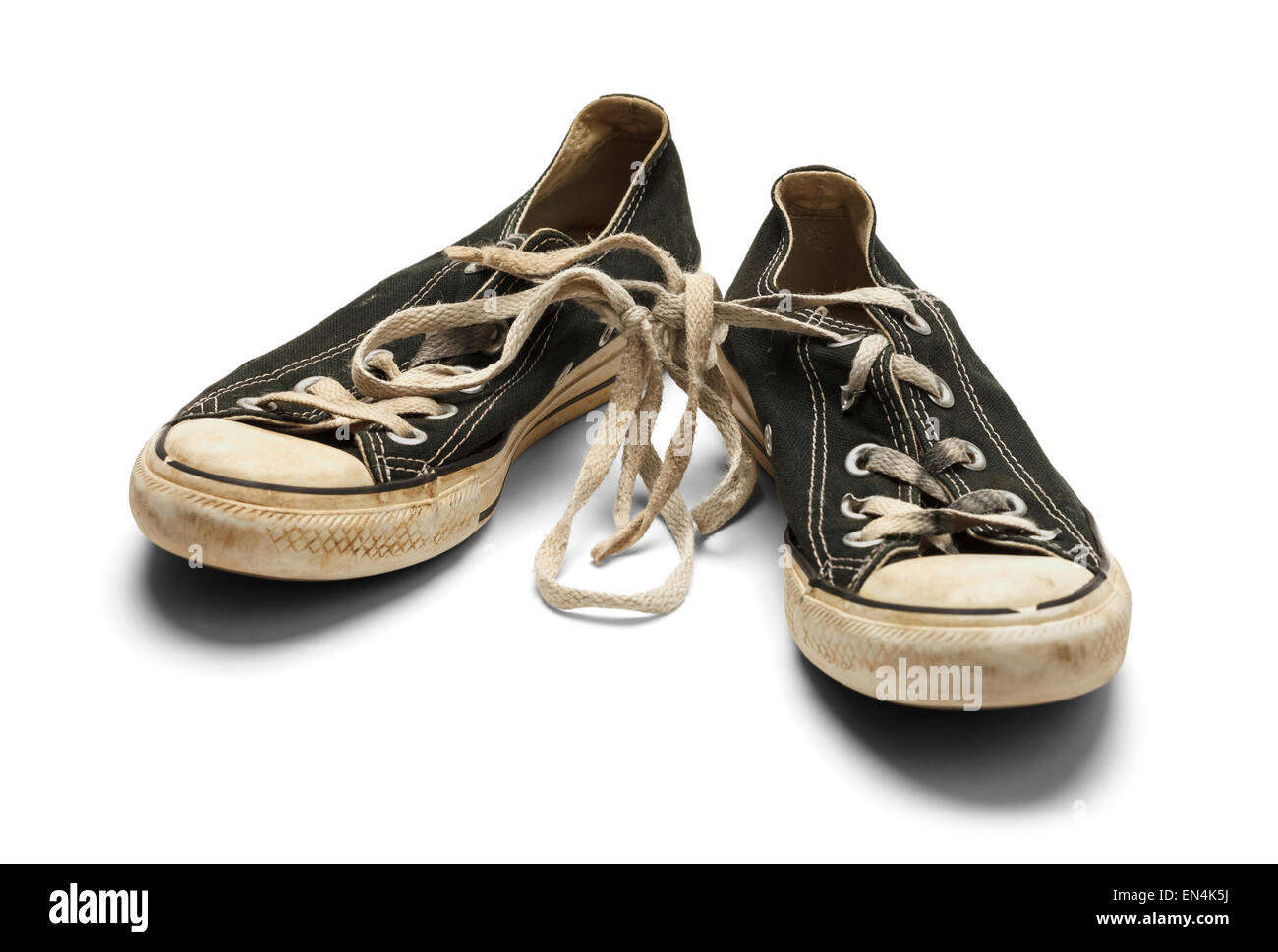 Sale vieille paire de chaussures en toile usé noué avec lacets isolé sur fond blanc. Banque D'Images