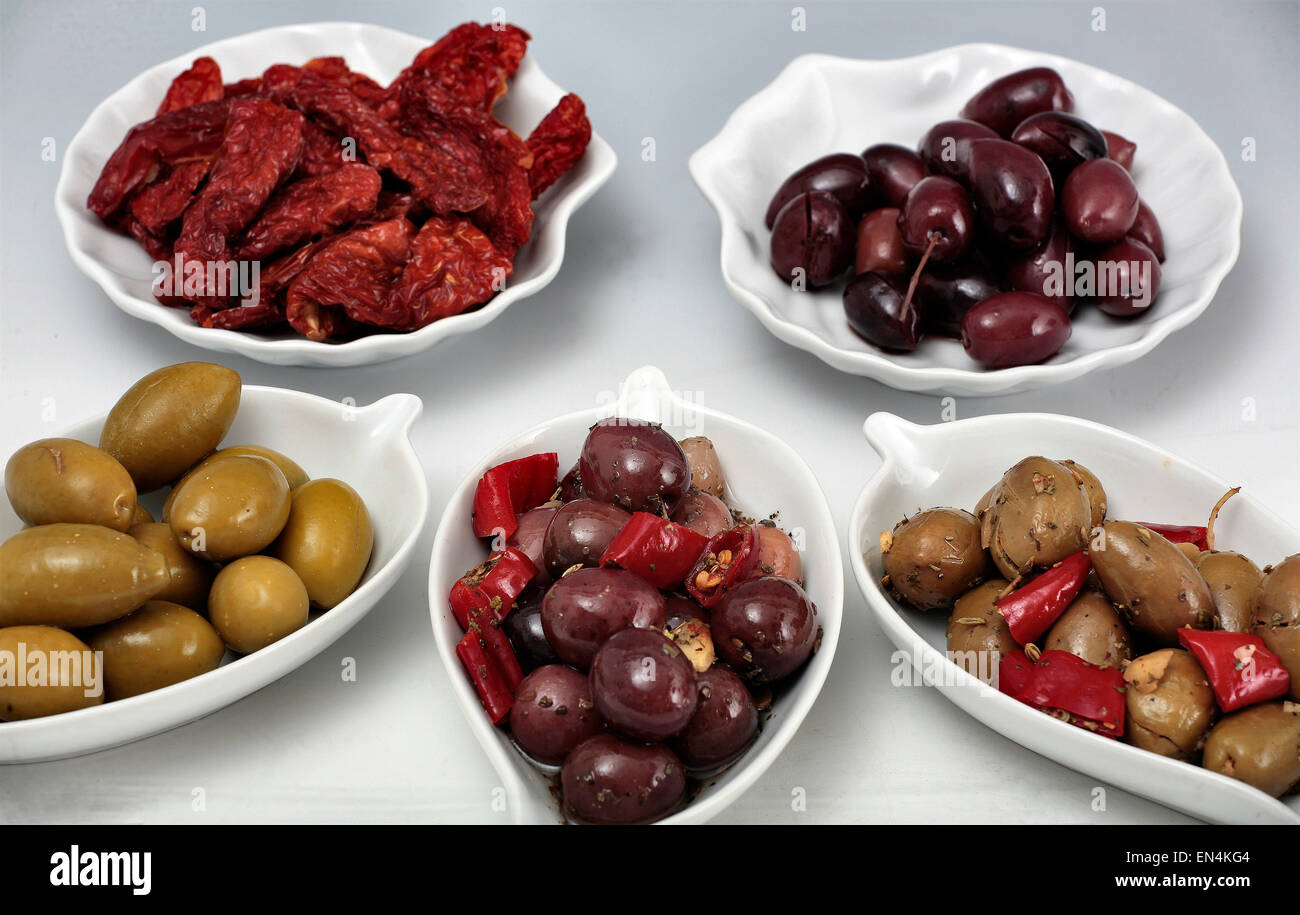 Peu de plats prêts à manger des olives condiments avec Banque D'Images