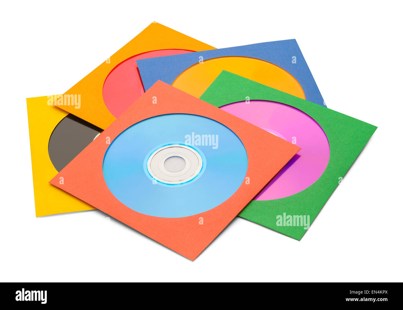 Cinq CDs en cas de Pile isolé sur un fond blanc. Banque D'Images
