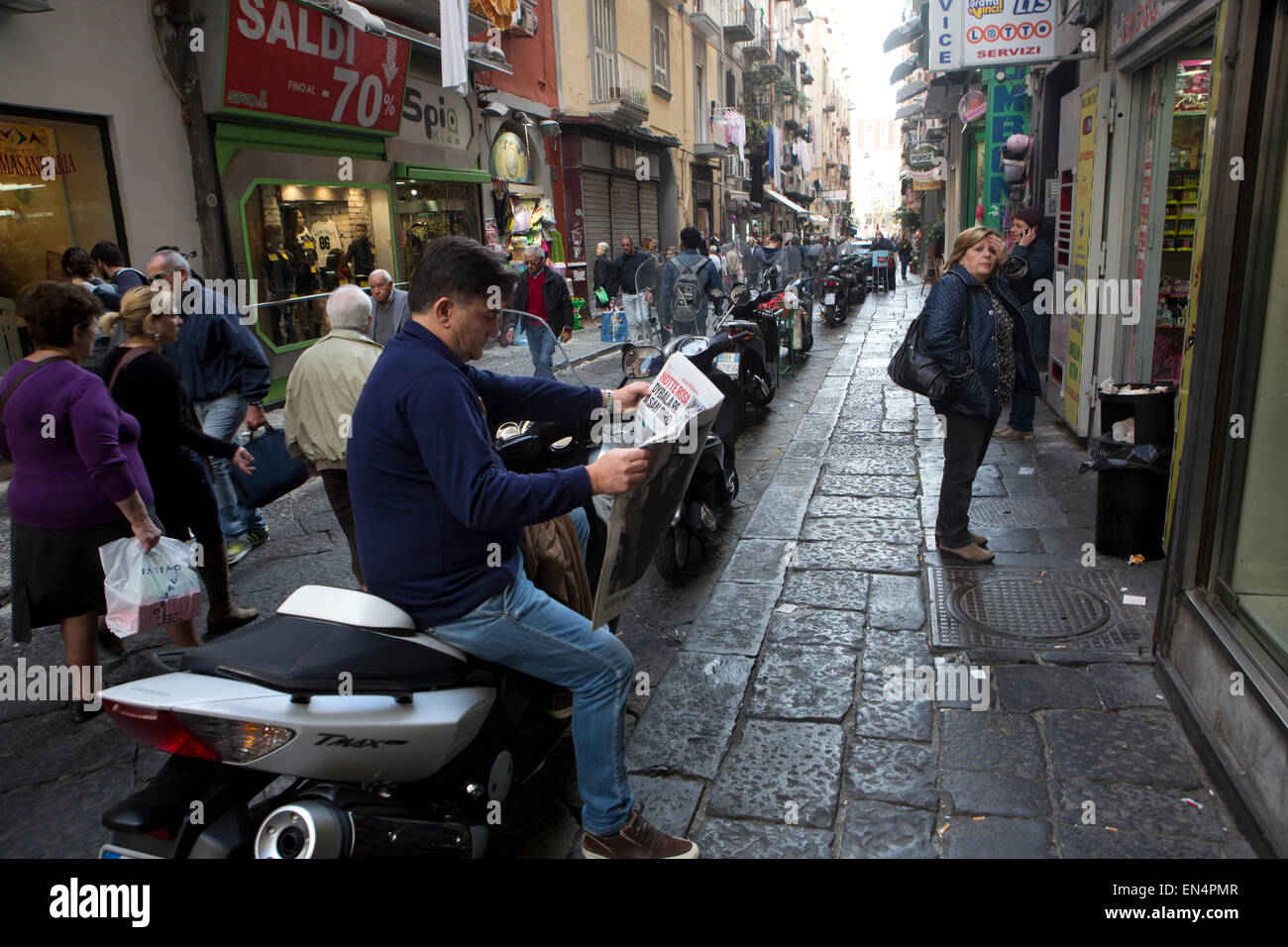 Les triporteurs sont le principal mode de transport dans la région de Naples Banque D'Images