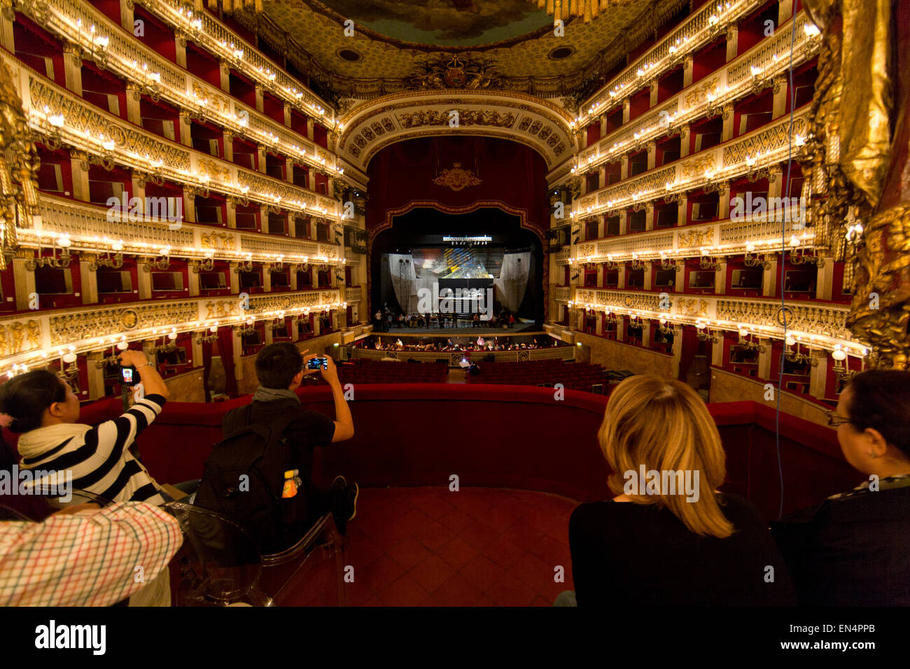 Intérieur du Teatro di San carlo à via san Carlo. C'est le plus ancien et le plus célèbre théâtre à Naples. Banque D'Images